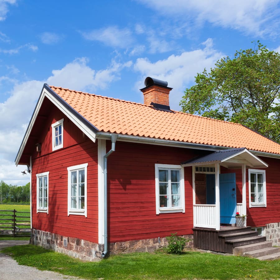 Röd stuga med vita knutar
